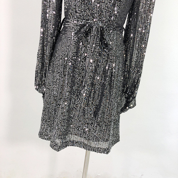 Rövid, elegáns ruha szögletes nyakkivágással és hosszú ujjú ezüst színben