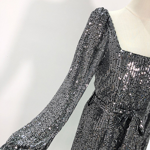 Rövid, elegáns ruha szögletes nyakkivágással és hosszú ujjú ezüst színben