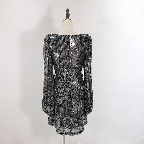 Rövid, elegáns ruha szögletes nyakkivágással és hosszú ujjú ezüst színben