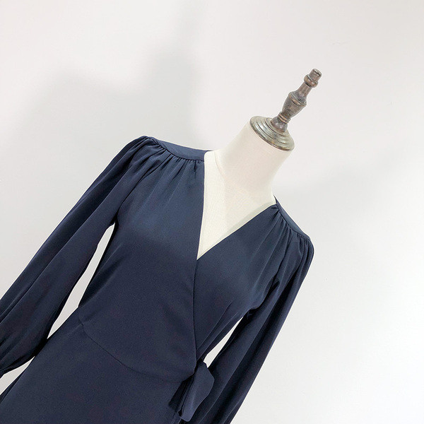 Hosszú, elegáns kék ruha mély nyakkivágással és derékkötővel