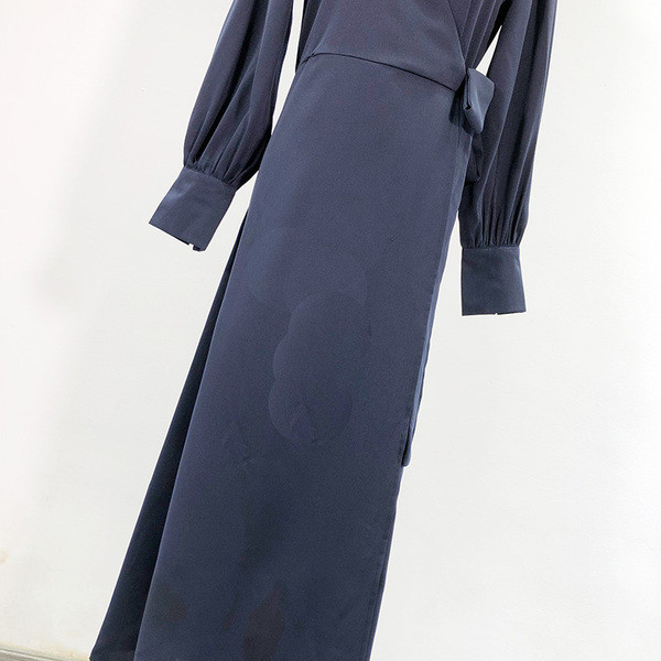 Hosszú, elegáns kék ruha mély nyakkivágással és derékkötővel