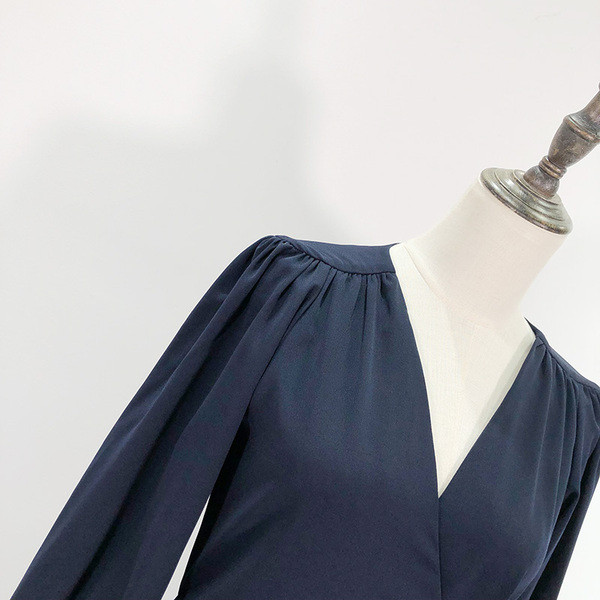 Hosszú, elegáns kék ruha mély nyakkivágással és derékkötővel