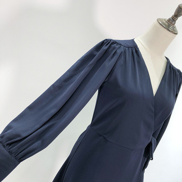 Hosszú, elegáns kék ruha mély nyakkivágással és derékkötővel