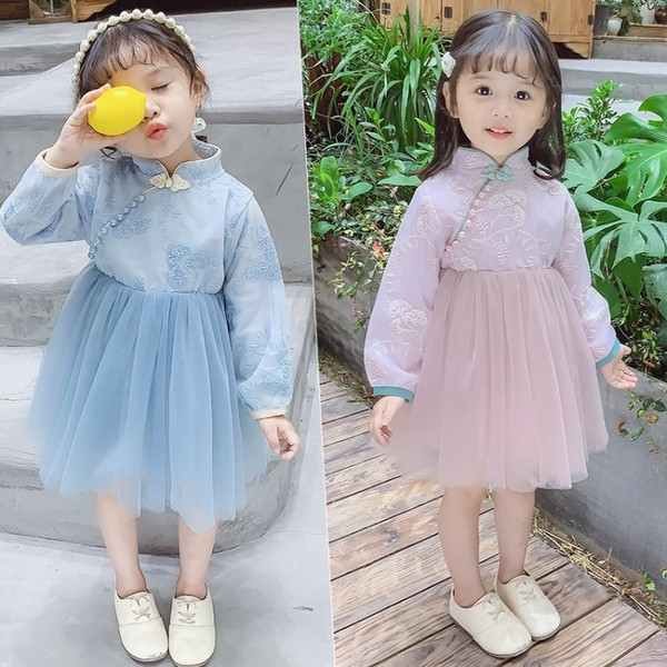 Modern gyerekruha rózsaszín és kék színben tüll és gyöngyökkel