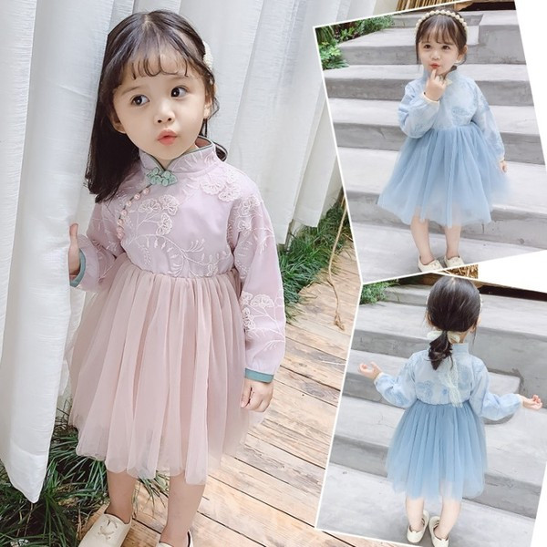 Modern gyerekruha rózsaszín és kék színben tüll és gyöngyökkel