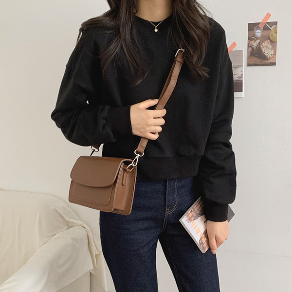 Pulover casual de dama cu decolteu oval in culorile gri, alb, maro si negru