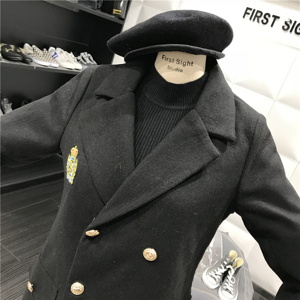 Stílusos női kabát dupla rögzítéssel és fekete hímzéssel