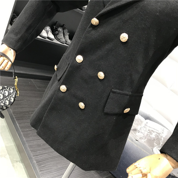 Stílusos női kabát dupla rögzítéssel és fekete hímzéssel