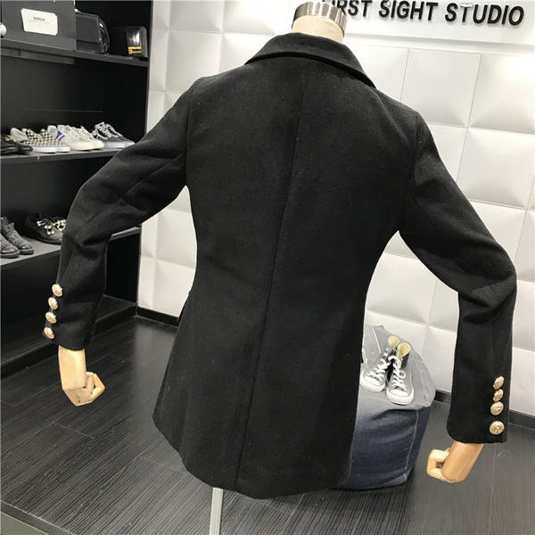 Stílusos női kabát dupla rögzítéssel és fekete hímzéssel