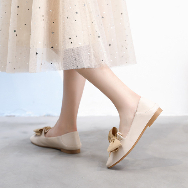 Modern női mokaszin szalaggal, két színben