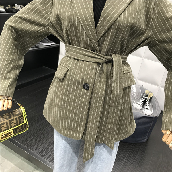 Modern női kabát övvel, két színben