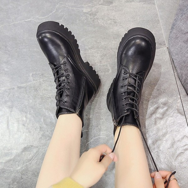 Női bőr alkalmi csizma fekete fűzővel