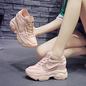 Modern női tornacipő magas durva talppal és háló elemekkel