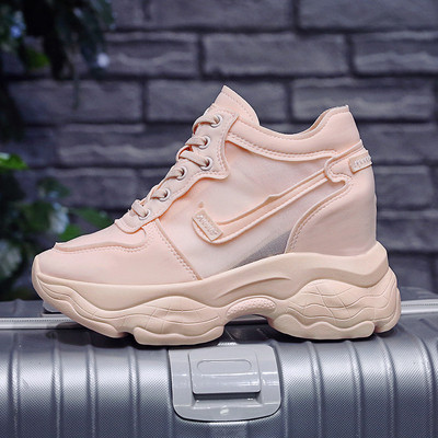 Modern női tornacipő magas durva talppal és háló elemekkel