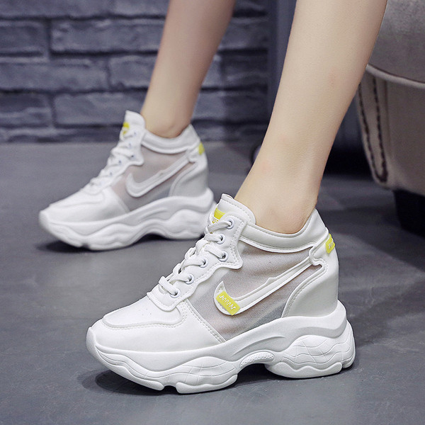 Modern női tornacipő magas durva talppal és háló elemekkel