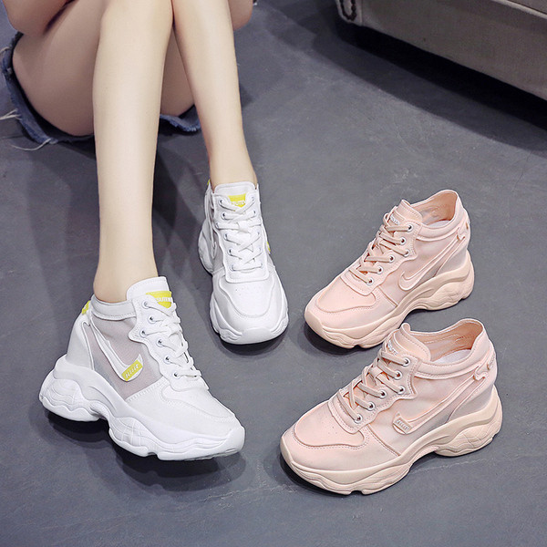 Modern női tornacipő magas durva talppal és háló elemekkel