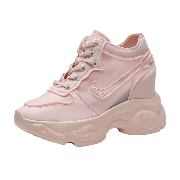 Modern női tornacipő magas durva talppal és háló elemekkel