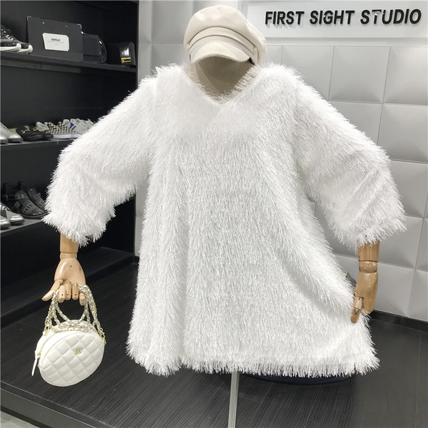 Női pehelypulóver széles modell fekete-fehér színben