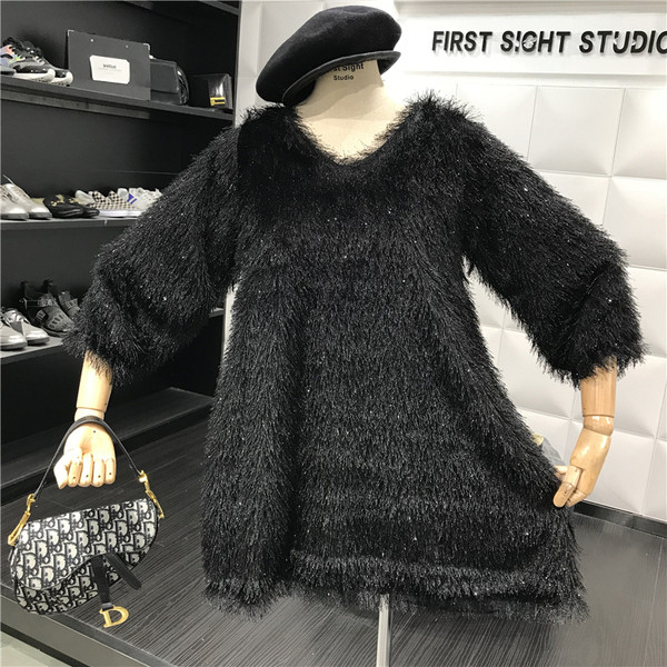 Női pehelypulóver széles modell fekete-fehér színben