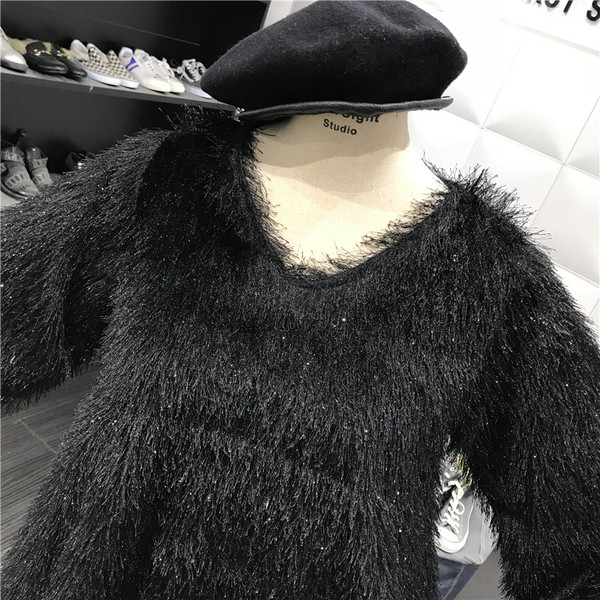 Női pehelypulóver széles modell fekete-fehér színben