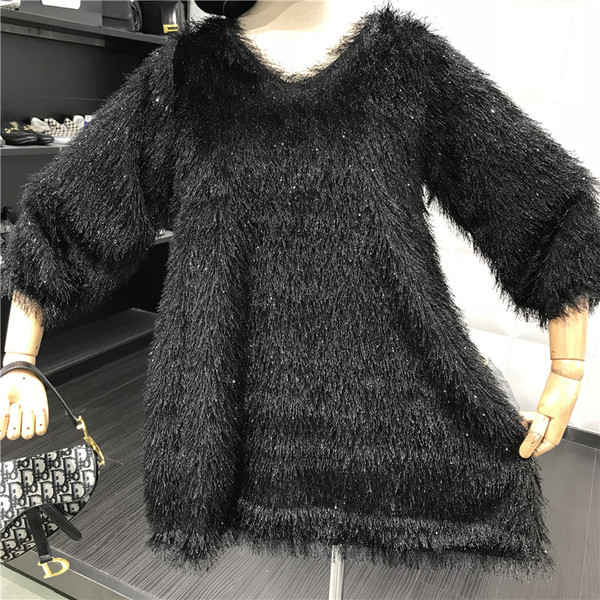 Női pehelypulóver széles modell fekete-fehér színben