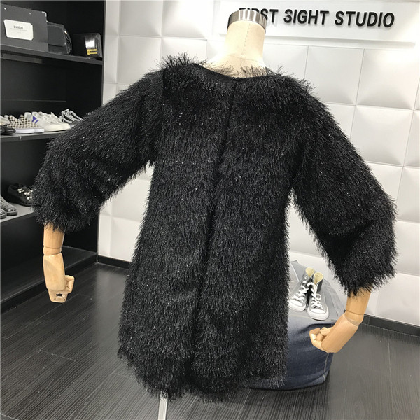 Női pehelypulóver széles modell fekete-fehér színben