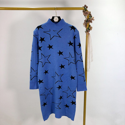 Hosszú női kötött ruha félmagas gallérral és rátéttel