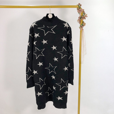 Hosszú női kötött ruha félmagas gallérral és rátéttel