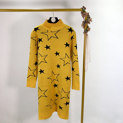 Hosszú női kötött ruha félmagas gallérral és rátéttel