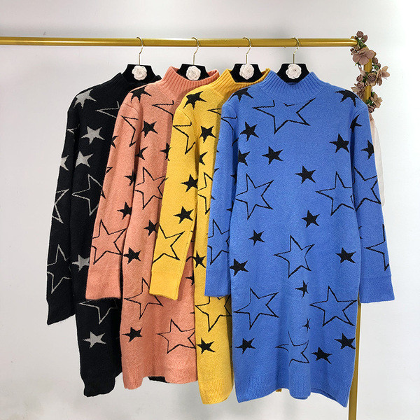 Hosszú női kötött ruha félmagas gallérral és rátéttel