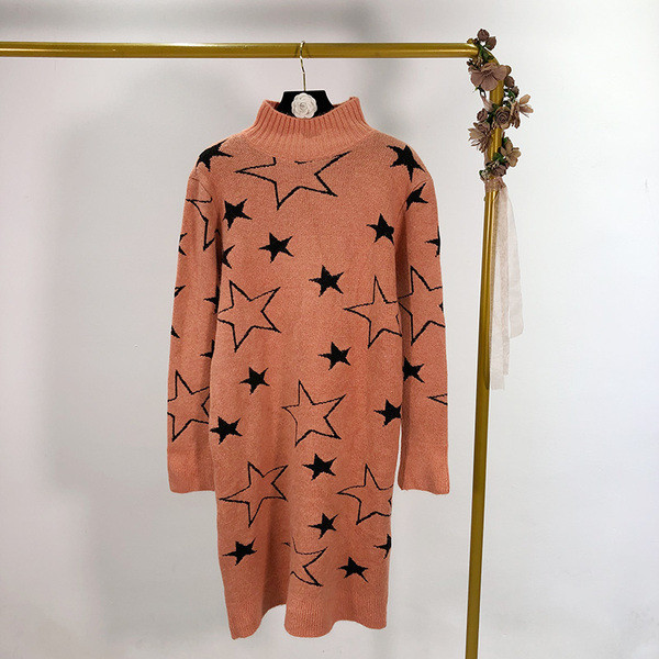 Hosszú női kötött ruha félmagas gallérral és rátéttel