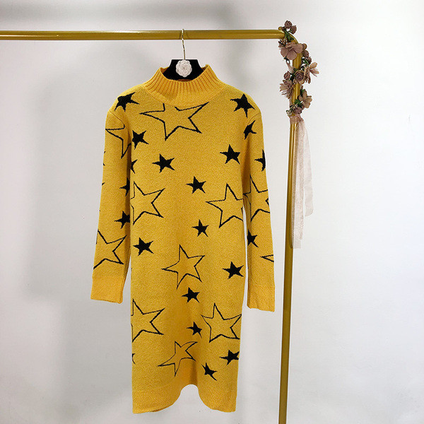 Hosszú női kötött ruha félmagas gallérral és rátéttel