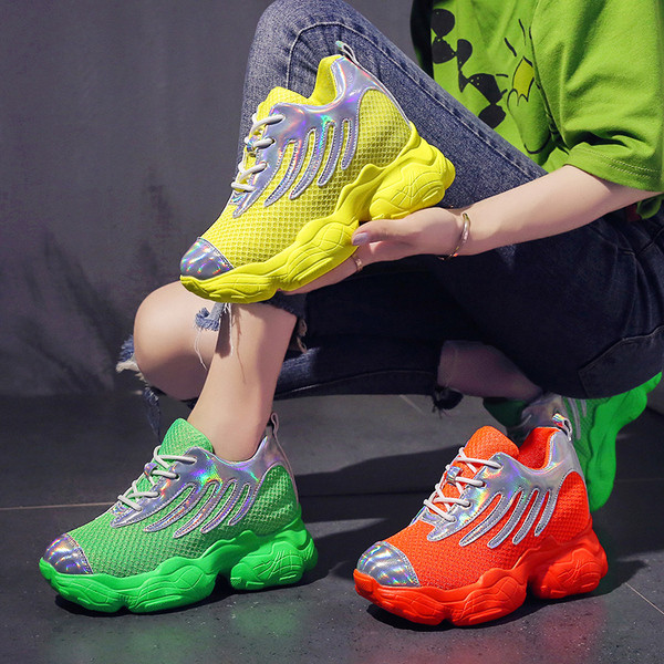 Sportos-alkalmi női tornacipő durva talppal, többféle neon színben