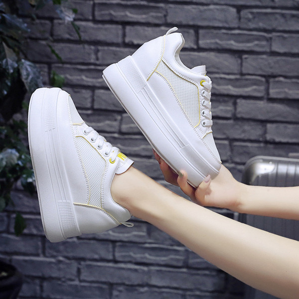 Alkalmi női tornacipő lapos talppal, fehér színben