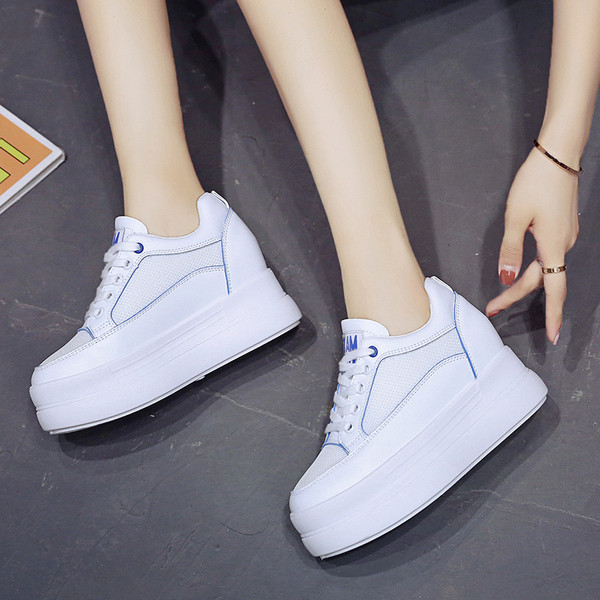 Alkalmi női tornacipő lapos talppal, fehér színben