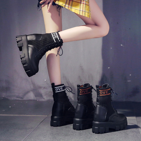 Cizme de dama din piele cu sireturi si broderie colorata