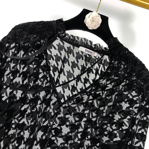 Fekete átlátszó női blúz spitz nyakkivágással és hosszú ujjal