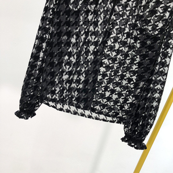 Fekete átlátszó női blúz spitz nyakkivágással és hosszú ujjal