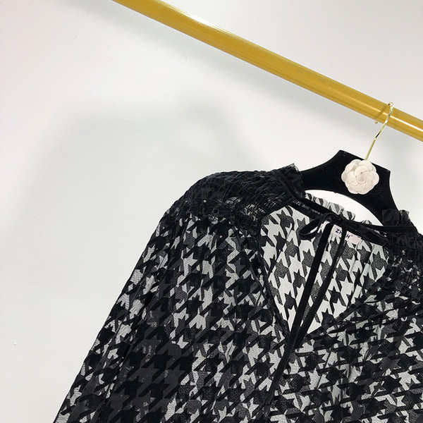 Fekete átlátszó női blúz spitz nyakkivágással és hosszú ujjal