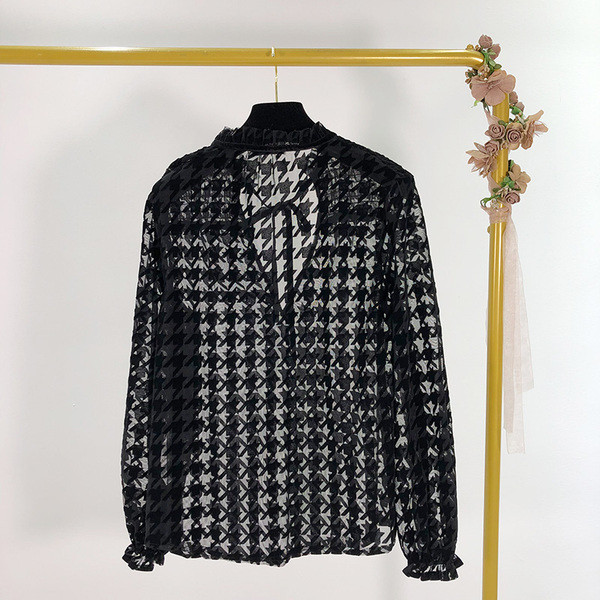 Fekete átlátszó női blúz spitz nyakkivágással és hosszú ujjal