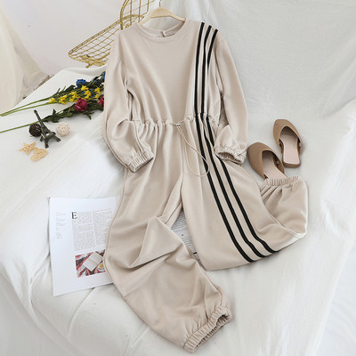 Női sport kombinét fekete és bézs színű derékkötővel