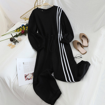 Női sport kombinét fekete és bézs színű derékkötővel