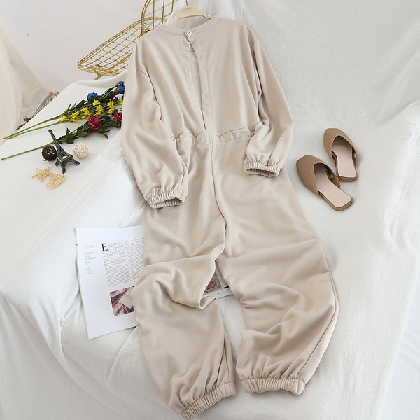 Női sport kombinét fekete és bézs színű derékkötővel