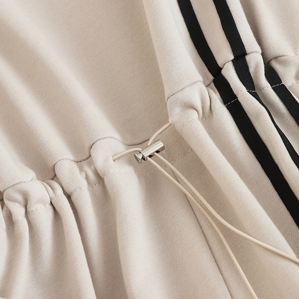 Női sport kombinét fekete és bézs színű derékkötővel