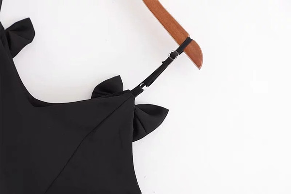 Rövid női felső vékony pántokkal és fekete szalagokkal