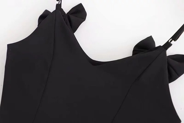 Rövid női felső vékony pántokkal és fekete szalagokkal