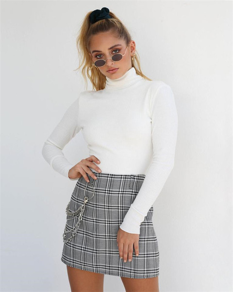 Új modell női blúz csupasz háttal és magas pólógallérral fehér és fekete színben