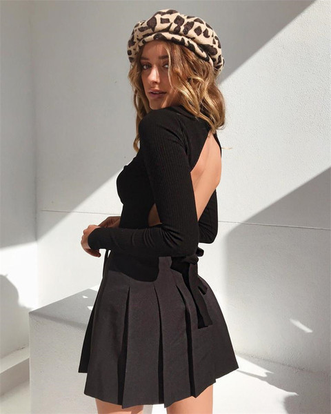 Új modell női blúz csupasz háttal és magas pólógallérral fehér és fekete színben