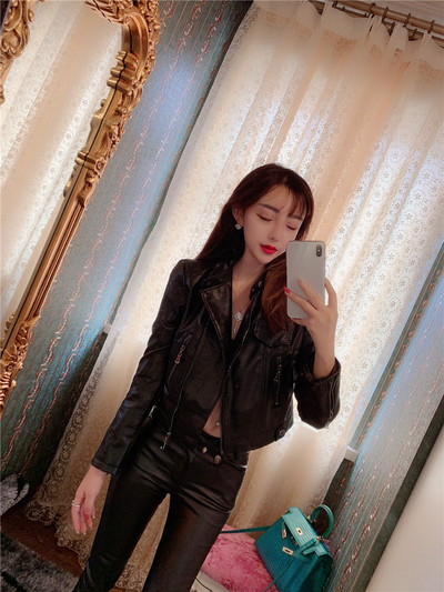 Μοντέρνο γυναικείο κοντό μπουφάν από οικολογικό δέρμα σε μαύρο χρώμα