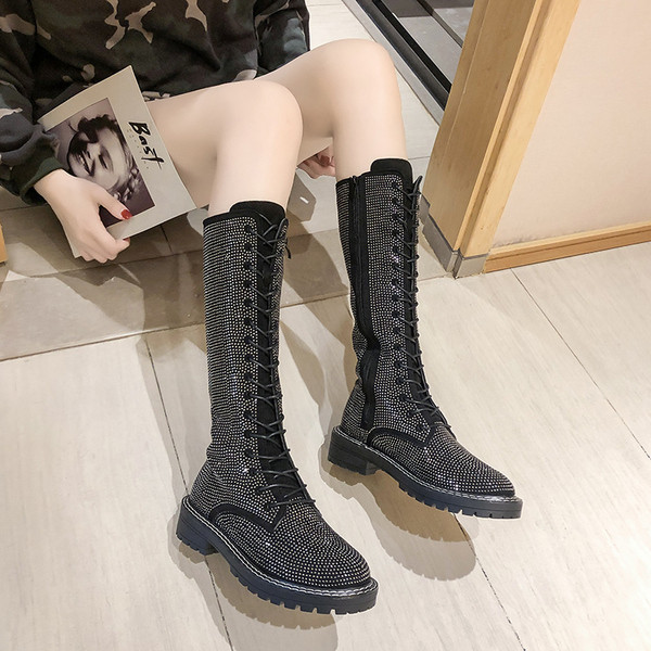 Μοντέρνες γυναικείες μπότες με κορδόνια και πέτρες σε δύο χρώματα